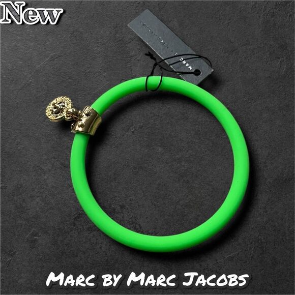 New NWT Marc by Marc Jacobs Toucan Green Rubber Bracelet with Gold Logo Charm - Picture 3 of 5